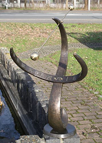 Bringen Sie mit der Bronzeskulptur Sonnenuhr Wave von H. Packmor GmbH Sonne in Ihren Garten! Einzigartige Dekoration, die Ihren Außenbereich aufwertet und zum Verweilen einlädt. Maße: 50x85x60 cm.