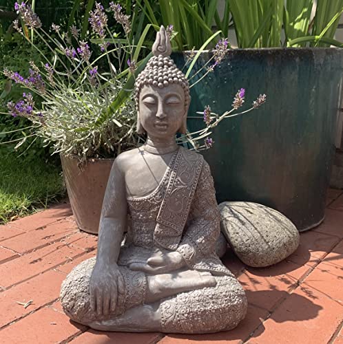 Entdecken Sie die harmonische Präsenz – Große Buddhastatue aus Beton Grau für Ihre Feng Shui Dekoration im Garten – Inspirierende Ruhe für alle Meditationsliebhaber und Gartenenthusiasten.