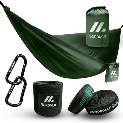 Entspannung pur unter freiem Himmel – NORDMUT® Ultraleichte Hängematte Outdoor. Inklusive Befestigungs-Set und Baumschutz-Set für Camping, Outdoor und Garten. Max. Belastbarkeit: 300 kg.