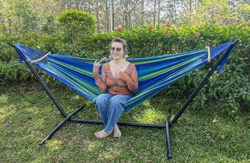 Bequeme Entspannung für Zwei – Große Doppelhängematte mit Stahlständer und Spreizstange | Robuste Baumwollhängematte für Garten, Terrasse und mehr | Bis zu 500lb Tragkraft | Blau