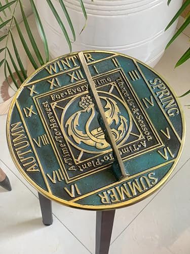 Klassische Eleganz für Ihren Garten – IOTC ARMOURY Messing-Sonnenuhr mit Grünspan-Highlights. Ein zeitloses Geschenk für Geburtstage, Hochzeiten und Paare, die ihre Zeit im Freien genießen.