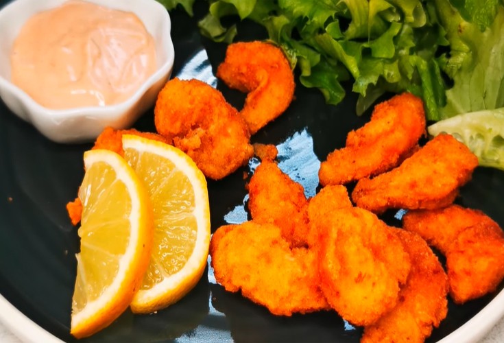 Basilikum-Aioli mit frittierten Shrimps