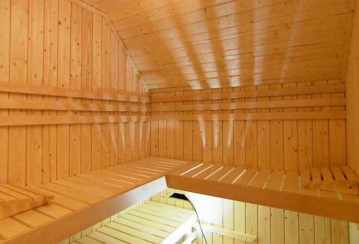 Bänke in der Sauna nutzen